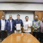 Bupati PPU Mudyat Noor saat melakukan penandatanganan nota kesepahaman dengan PT Krakatau Niaga Indonesia di kantor perusahaan tersebut di Jakarta.
