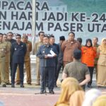 Bupati PPU Mudyat Noor saat memimpin apel gabungan pasca Hari Raya Idulfitri 1447 Hijriah di lingkungan Pemkab PPU.