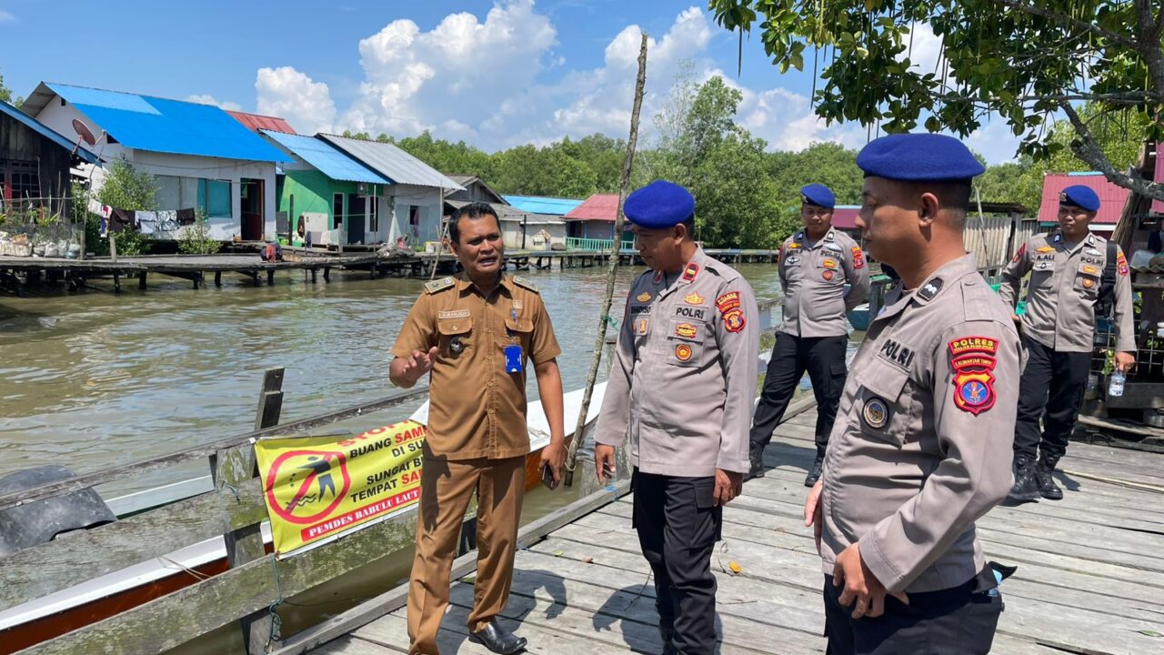 Satpolairud Polres PPU saat menunjau jembatan Merah Putih di Desa Babulu Laut, Kecamatan Babulu.