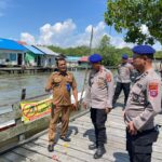 Satpolairud Polres PPU saat menunjau jembatan Merah Putih di Desa Babulu Laut, Kecamatan Babulu.