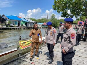 Satpolairud Polres PPU saat menunjau jembatan Merah Putih di Desa Babulu Laut, Kecamatan Babulu.