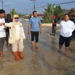 Bupati PPU Mudyat Noor saat meninjau banjir akibat pasang air laut di Babulu.