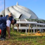 Ratusan peserta secara antusias mengikuti kegiatan korve di Kawasan Masjid Negara IKN sekaligus memperingati Hari Lingkungan Hidup Sedunia Tahun 2026.