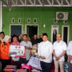 Bupati PPU Mudyat Noor didampingi Wakil Bupati PPU Abdul Waris Muin beserta jajaran perangkat daerah, meninjau lokasi kebakaran sekaligus menyerahkan bantuan kepada korban terdampak kebakaran di Kelurahan Sungai Parit.
