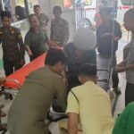 Dinsos bersama Satpol-PP PPU membawa PPKS dengan gangguan jiwa ke RSUD Ratu Aji Putri Botung untuk dilakukan pemeriksaan medis.