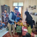 Direktur RSUD RAPB PPU dr. Lukasiwan Eddy Saputro memberikan bantuan kepada anak yang mengikuti khitan massal. (Doc.ist)