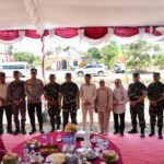 Wabup PPU Abdul Waris Muin, bersama Pangdam VI/Mulawarman Mayjen TNI Krido Pramono meninjau Jembatan Merah Putih di Dusun III, Desa Sebakung Jaya, Kecamatan Babulu.