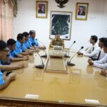 Sekda PPU Tohar saat memberi masukan kepada karyawan Perumda Air Minum Danum Taka PPU yang akan mengikuti pelatihan peningkatan kapasitas dan kompetensi di Magelang.
