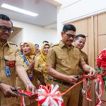 Wakil Bupati PPU Abdul Waris Muin didampingi Sekda PPU Tohar dan Direktur RSUD RAPB dr. Lukasiwan Eddy Saputro meresmikan layanan Computed Tomography (CT) Scan.