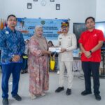 Wabup PPU, Abdul Waris Muin menyerahkan langsung Kartu Penajam Cerdas kepada salah satu orang tua siswa.  (doc.humaspemkabppu)