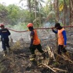 Petugas di lapangan melakukan pendinginan di wilayah RT 07, Kelurahan Nenang, Kecamatan Penajam.
