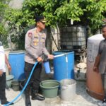 Kapolres PPU AKBP Andreas Alek Danantara turun langsung dalam penyaluran air bersih kepada warga di Gunung Seteleng.