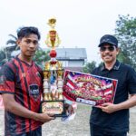 Wabup PPU Abdul Waris Muin menyerahkan piala kepada kapten tim yang berhasil menjuarai Piala Kemerdekaan Cup 2026.